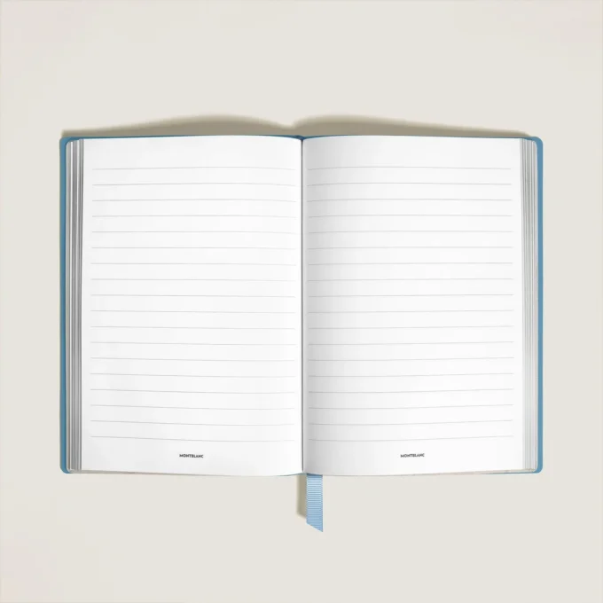 Caiet mediu, piele Saffiano, albastru pal – pagini liniate Caiet mediu, piele Saffiano, albastru pal – pagini liniate