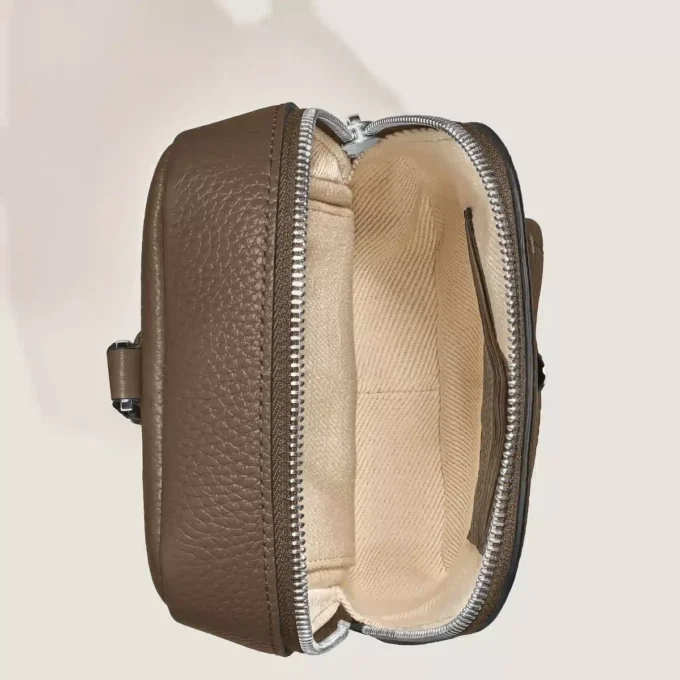 Montblanc Companion pe geantă de corp Montblanc Companion pe geantă de corp