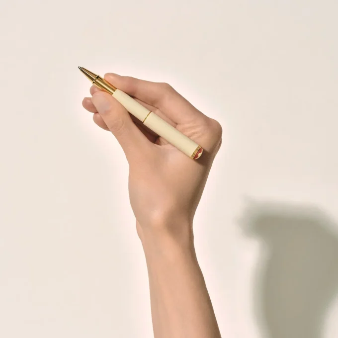Montblanc Heritage Rouge et Noir „Baby” Ediție specială Rollerball de culoare ivoriu Montblanc Heritage Rouge et Noir „Baby” Ediție specială Rollerball de culoare ivoriu