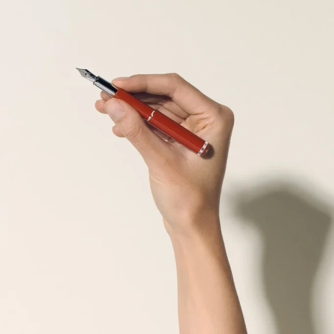 Montblanc Heritage Rouge et Noir „Baby” Ediție specială Stilou cu cerneală de culoare coral F Montblanc Heritage Rouge et Noir „Baby” Ediție specială Stilou cu cerneală de culoare coral F