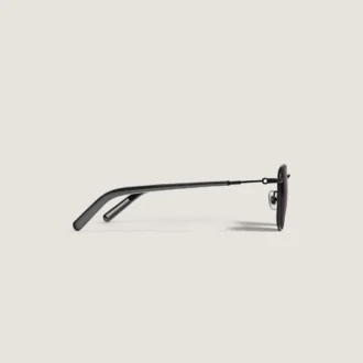 Ochelari de soare pătrați cu ramă metalică de culoare neagră