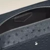 Pungă de toaletă din piele cu imprimeu de struț Pungă de toaletă din piele cu imprimeu de struț